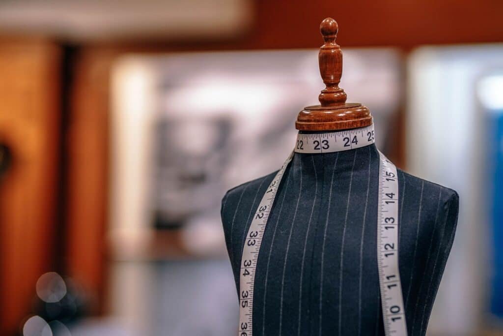 Busto de confección con un metro alrededor de la parte superior en una de las muchas tiendas de ropa en Cáceres