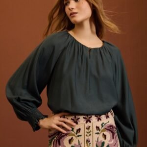 Blusa fluida con detalles fruncidos