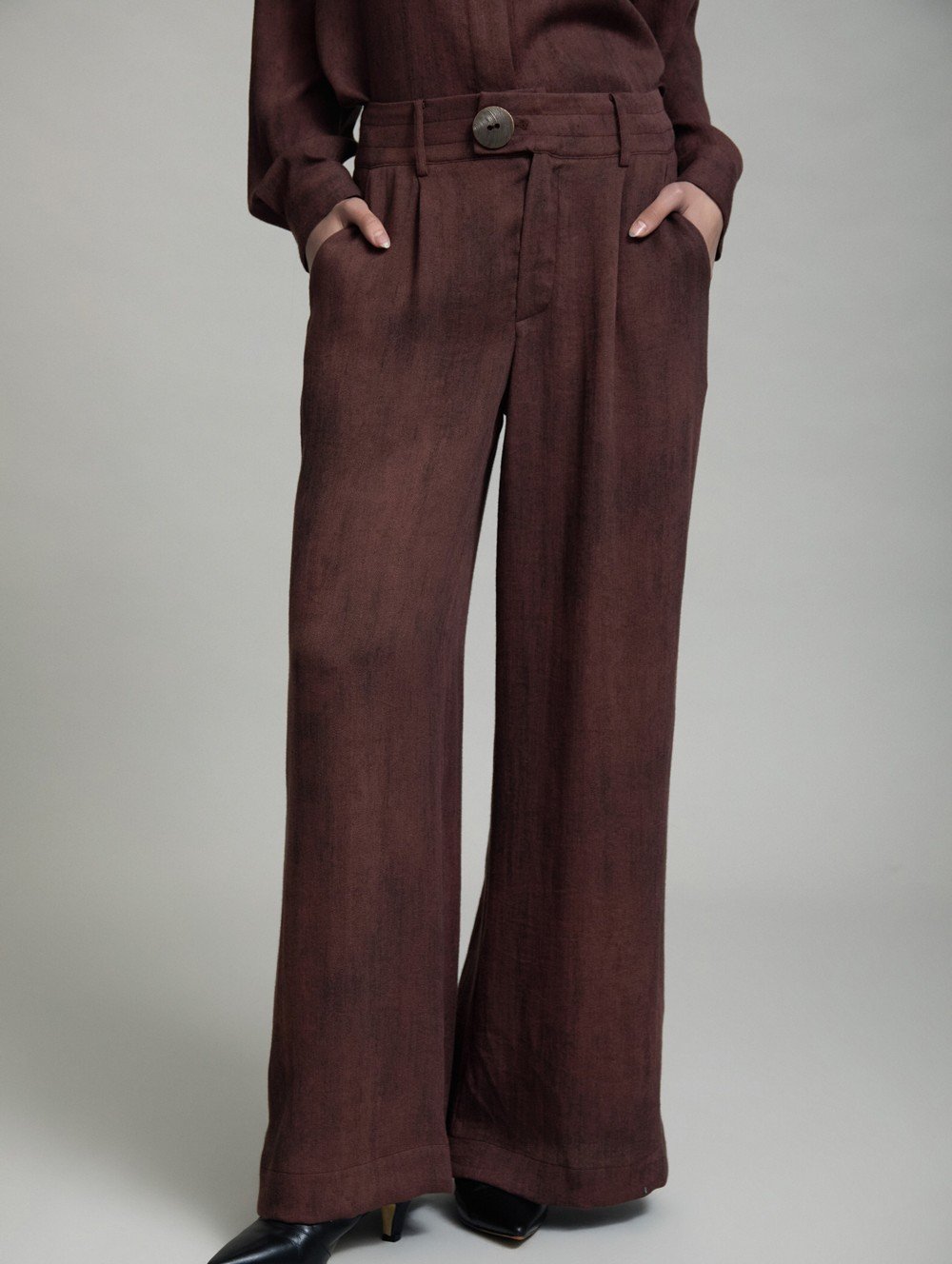 Pantalón Recto con Botón Frontal - Imagen 2
