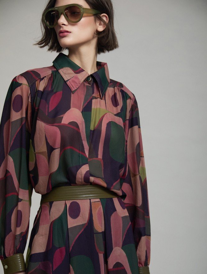 Camisa estampada con puños de polipiel